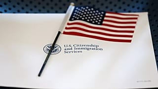 Un pacchetto informativo e una bandiera americana su una sedia presso l'ufficio di Miami dei Servizi per la Cittadinanza e l'Immigrazione degli Stati Uniti, 17 agosto 2018.