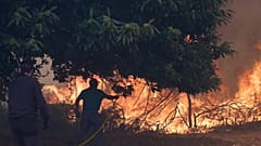 Residentes luchan contra un incendio forestal que avanza hacia el pueblo de Rebordondo, en el noroeste de España, 18 de agosto de 2025.