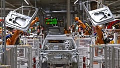 Volkswagen AG'nin (VW) Zwickau'daki fabrikasında düzenlenen basın turu sırasında robotlar montaj hattında bir elektrikli otomobilin gövdesi üzerinde çalışırken, 25 Şubat 2020