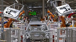 Unos robots trabajan en la carrocería de un coche eléctrico ID.3 en la cadena de montaje durante una visita de prensa en la planta del fabricante alemán Volkswagen AG (VW) en Zwickau, el 25 de febrero de 2020.
