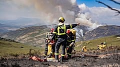 Fransa'nın Securite Civile tarafından sağlanan bu fotoğraf, Fransız itfaiyecilerin 20 Ağustos 2025 Çarşamba günü İspanya'nın kuzeyindeki Corporales yakınlarındaki orman yangınına doğru ilerlediğini gösteriyor