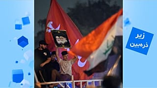 جشن آتش‌بس بین ایران و اسرائیل در بغداد عراق، در مقابل سفارت ایران با تصویری از رهبر ایران ۲۴ ژوئن ۲۰۲۵.