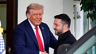دونالد ترامب يستقبل فولوديمير زيلينسكي لدى وصوله إلى البيت الأبيض، الاثنين 18 أغسطس/آب 2025، في واشنطن. 