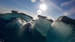 Des blocs de glace de mer brisés émergent sous la coque du brise-glace finlandais MSV Nordica alors qu'il navigue dans le détroit de Victoria.