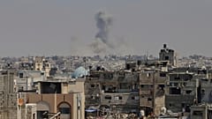 Rauch steigt in den Himmel auf nach einem israelischen Militärschlag in Khan Younis im Gazastreifen, Donnerstag, 21. August 2025.