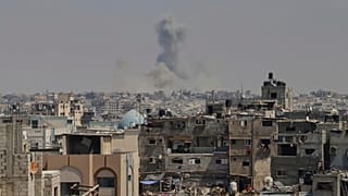دود پس از حمله نظامی اسرائیل به خان یونس در نوار غزه، پنجشنبه، ۲۱ اوت ۲۰۲۵ به آسمان بلند می‌شود