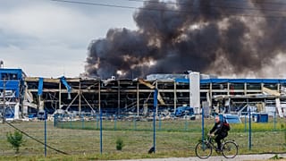 Füstfelhő a találatot kapott munkácsi gyár maradványai fölött