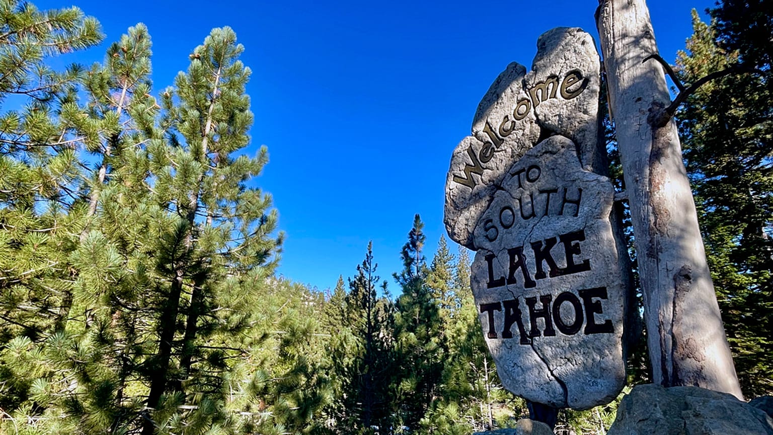 Symbolbild: Ein Schild begrüßt Autofahrer am Freitag, dem 18. Oktober 2024, in South Lake Tahoe, Kalifornien