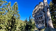 Symbolbild: Ein Schild begrüßt Autofahrer am Freitag, dem 18. Oktober 2024, in South Lake Tahoe, Kalifornien