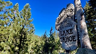 Symbolbild: Ein Schild begrüßt Autofahrer am Freitag, dem 18. Oktober 2024, in South Lake Tahoe, Kalifornien