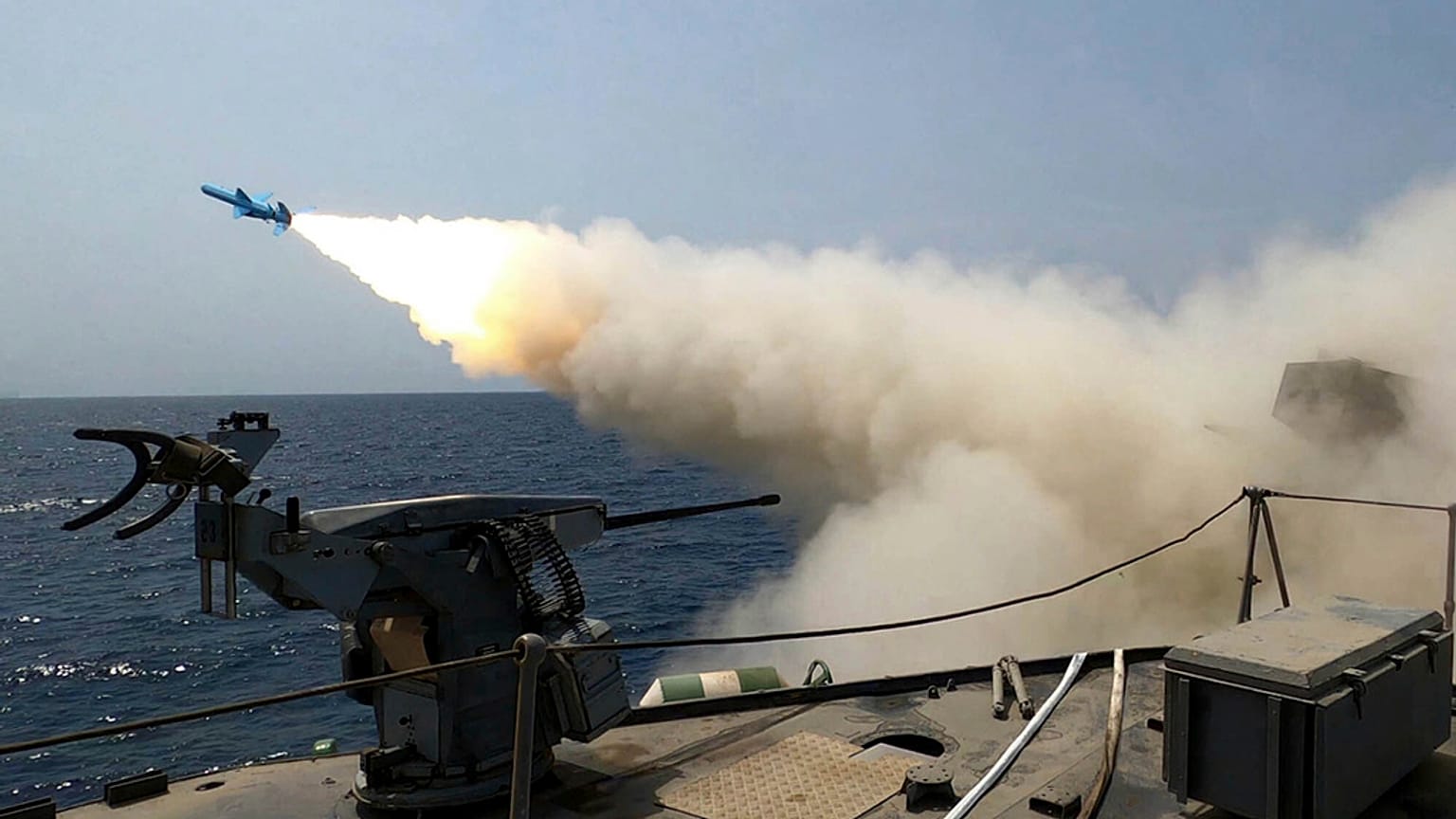 Míssil disparado de um navio durante um exercício da marinha iraniana no Golfo de Omã e no Oceano Índico.