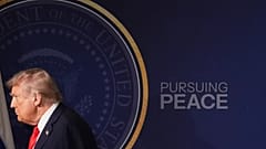 ABD Başkan Donald Trump, Rusya Devlet Başkanı Vladimir Putin ile Alaska'da düzenlediği ortak basın toplantısının ardından ülkeden ayrılırken, 15 Ağustos 2025