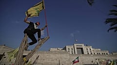 یکی از طرفداران حزب الله لبنان در برابر سفارت ایران در بیروت