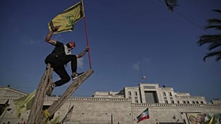 یکی از طرفداران حزب الله لبنان در برابر سفارت ایران در بیروت