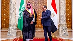 الرئيس المصري عبد الفتاح السيسي مع ولي العهد السعودي محمد بن سلمان، قبل محادثاتهما في القصر الرئاسي، في القاهرة، مصر، يوم الثلاثاء، 21 يونيو 2022.