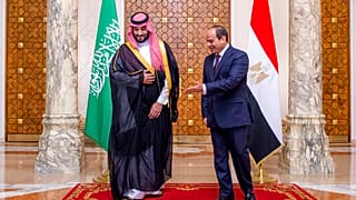 الرئيس المصري عبد الفتاح السيسي مع ولي العهد السعودي محمد بن سلمان، قبل محادثاتهما في القصر الرئاسي، في القاهرة، مصر، يوم الثلاثاء، 21 يونيو 2022.