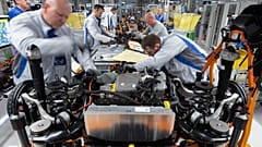 Arbeiter stellen ein Elektroauto fertig