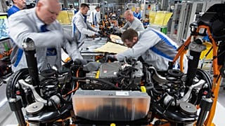 i̇şçi̇ler elektri̇kli̇ bi̇r otomobi̇li̇ tamamliyor