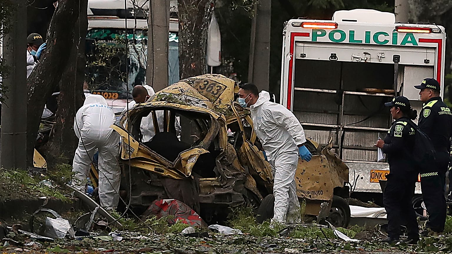 Forensiker inspizieren den Ort einer Bombenexplosion außerhalb eines Luftwaffenstützpunkts in Cali, Kolumbien, am Donnerstag, 21. August 2025. 