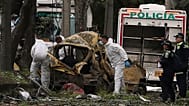 Ιατροδικαστές επιθεωρούν το σημείο έκρηξης βόμβας έξω από μια αεροπορική βάση στο Κάλι της Κολομβίας, Πέμπτη 21 Αυγούστου 2025. 