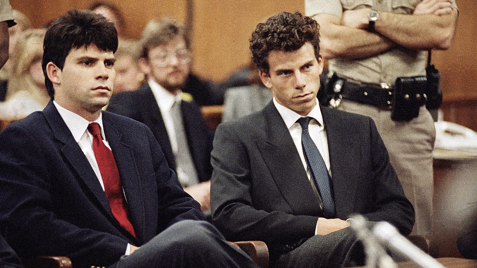 Lyle, links, und Erik Menendez sitzen im Stadtgericht von Beverly Hills, wo ihre Anwälte am 12. März 1990 in Beverly Hills, Kalifornien, ihre Plädoyers aufgeschoben haben.