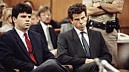 Ο Λάιλ, αριστερά, και ο Έρικ Μενέντεζ κάθονται στο δημοτικό δικαστήριο του Μπέβερλι Χιλς, όπου οι δικηγόροι τους καθυστερούν να κάνουν δηλώσεις εκ μέρους τους στο Μπέβερλι Χιλς της Καλιφόρνια, στις 12 Μαρτίου 1990.