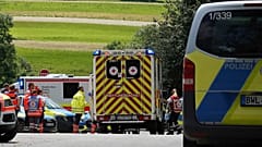 Bei einem Schusswechsel nach einem Raubüberfall im saarländischen Völklingen ist ein Polizist gestorben.