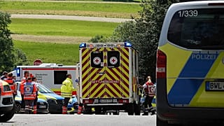 Bei einem Schusswechsel nach einem Raubüberfall im saarländischen Völklingen ist ein Polizist gestorben.