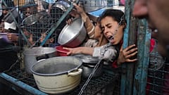 فلسطينيون يصطفون للحصول على وجبات الطعام في مخيم جباليا للاجئين في قطاع غزة، 18 مارس/ آذار 2024.