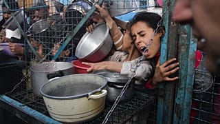فلسطينيون يصطفون للحصول على وجبات الطعام في مخيم جباليا للاجئين في قطاع غزة، 18 مارس/ آذار 2024.