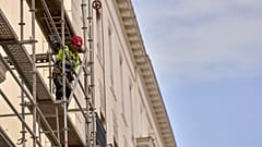 Un ouvrier du bâtiment se tient sur un échafaudage à Madrid, Espagne, mardi 12 août 2025.