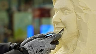 Gerry Kulzer szobrász Malorie Thorson hasonmását faragja egy vajtömbből a Minnesotai Állami Vásáron, 2025. augusztus 21-én, csütörtökön, Falcon Heights-ban, Minnesotában.