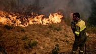 ARCHIVO: Un bombero lucha contra las llamas en los incendios de 2025