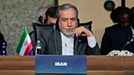 عباس عراقچی، وزیر امور خارجه ایران، در حال گوش دادن به سخنرانی‌ها در جلسه شورای وزیران امور خارجه سازمان همکاری اسلامی، شنبه ۲۱ ژوئن ۲۰۲۵ در استانبول، ترکیه