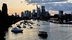 Barcos en el río Meno mientras una orquesta toca durante un concierto clásico al aire libre en Fráncfort, Alemania. 21 de agosto de 2025.