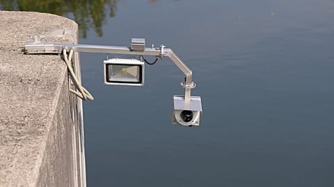 Detalle de una cámara y sensores en la presa