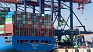 Tránsito de contenedores en el puerto de Rotterdam, Países Bajos, el 23 de marzo de 2022.