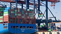 Des conteneurs sont déplacés dans le port de Rotterdam, Pays-Bas, le 23 mars 2022.