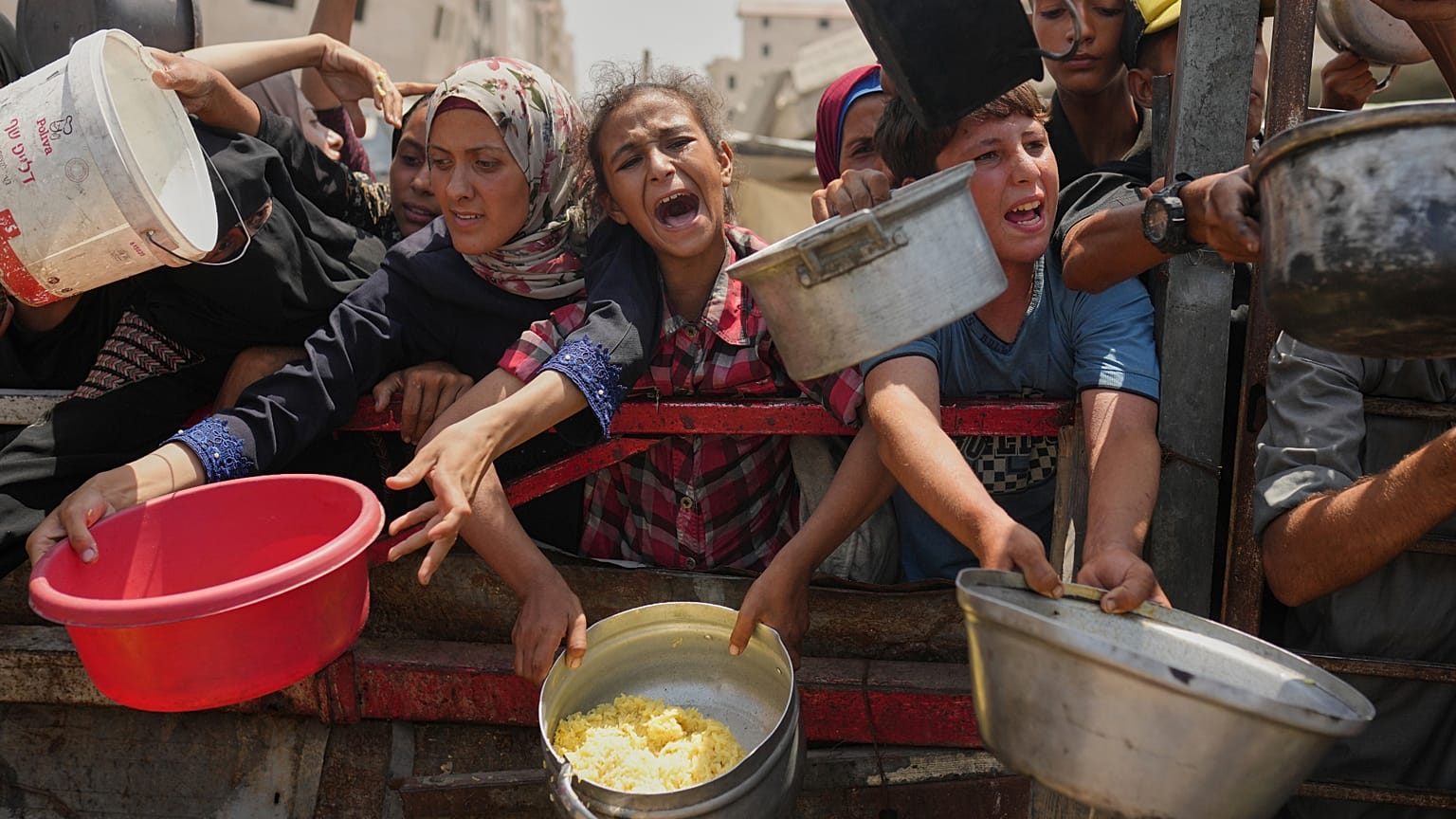 Palestyńczycy walczą o otrzymanie żywności w kuchni społecznej w mieście Gaza, w północnej części Strefy Gazy, w sobotę 16 sierpnia 2025 r.