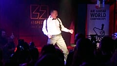 Ekran Görüntüsü - Tutkulu performansçılar Finlandiya'daki dünya şampiyonasında hava gitarı zaferi arıyor
