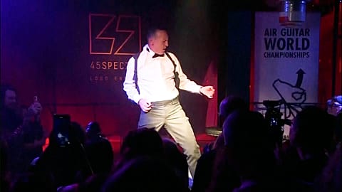 Ekran Görüntüsü - Tutkulu performansçılar Finlandiya'daki dünya şampiyonasında hava gitarı zaferi arıyor
