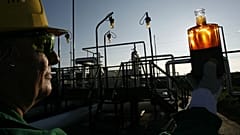 Bir işçi Macaristan'ın Szazhalombatta kentindeki 'Druzhba' yani Dostluk petrol boru hattının alıcı istasyonunda bir numuneyi inceliyor 