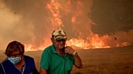 Οι κάτοικοι μάχονται μια πυρκαγιά που προχωρά προς το χωριό Rebordondo, κοντά στην Ουρένσε, στη βορειοδυτική Ισπανία, Δευτέρα, 18 Αυγούστου 2025.