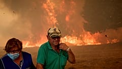 Des habitants luttent contre un feu de forêt qui progresse vers le village de Rebordondo, près d'Ourense, dans le nord-ouest de l'Espagne, le lundi 18 août 2025.