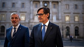Salvador Illa, camina junto al alcalde de Barcelona y compañero político socialista Jaume Collboni en la plaza de Sant Jaume, en Barcelona, 23 de agosto de 2024