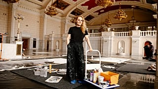 Lesia Khomenko a trabalhar na obra "Motion", 2025, encomendada pelo PinchukArtCentre em parceria com os caminhos-de-ferro ucranianos.