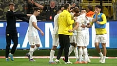 ΟΙ ΠΑΙΚΤΕΣ ΤΗΣ ΑΕΚ ΠΑΝΗΓΥΡΙΖΟΥΝ