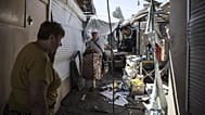 Un vendedor abandona el mercado alcanzado por un ataque de drones rusos en la ciudad de Druzhkivka, en la región de Donetsk (24ª Brigada Mecanizada de Ucrania