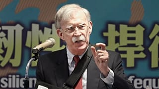 John Bolton, antigo conselheiro de segurança nacional dos EUA, discursa em Taipé, a 29 de abril de 2023
