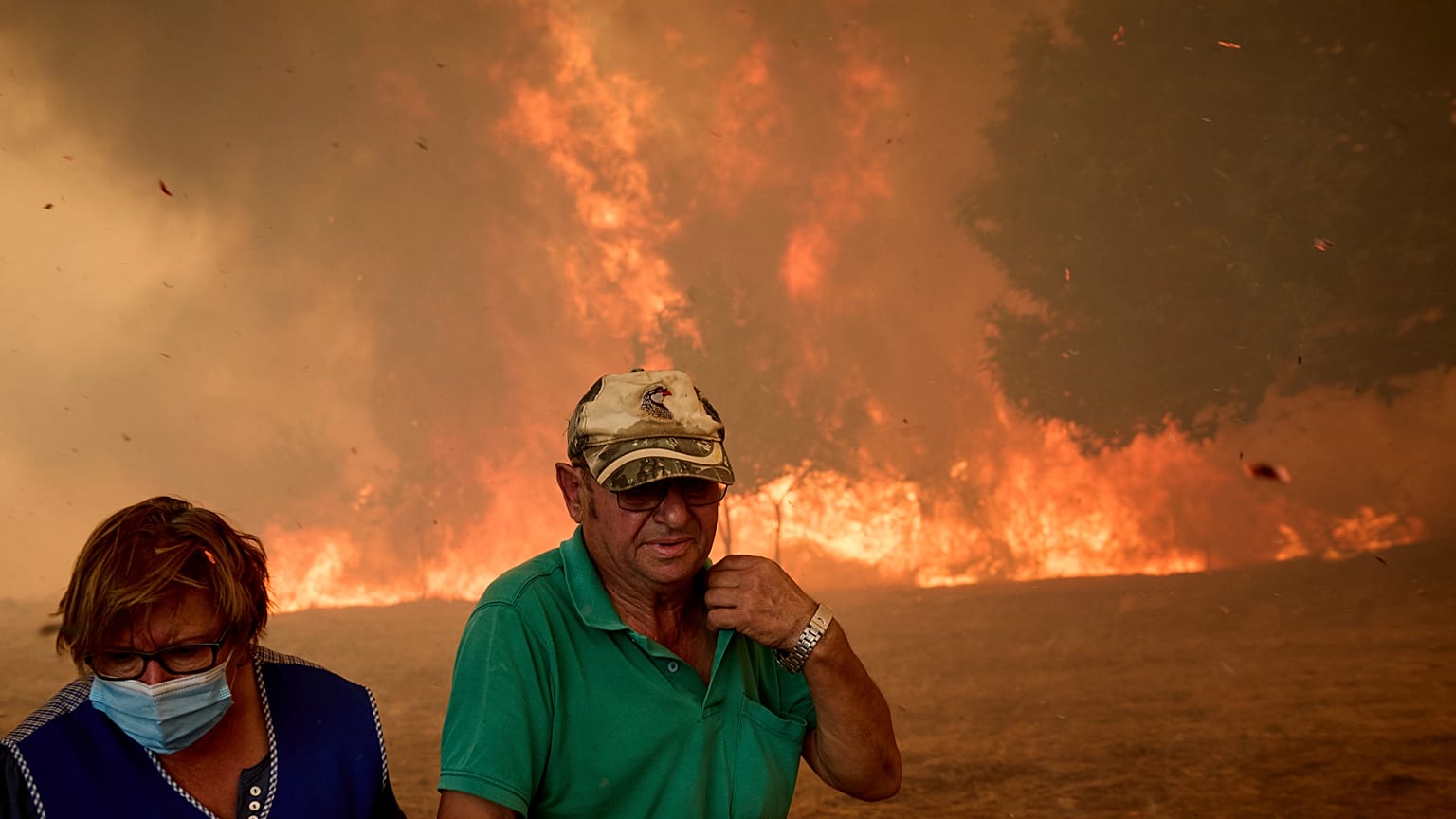 Des habitants luttent contre un feu de forêt qui progresse vers le village de Rebordondo, près d'Ourense, dans le nord-ouest de l'Espagne, le lundi 18 août 2025